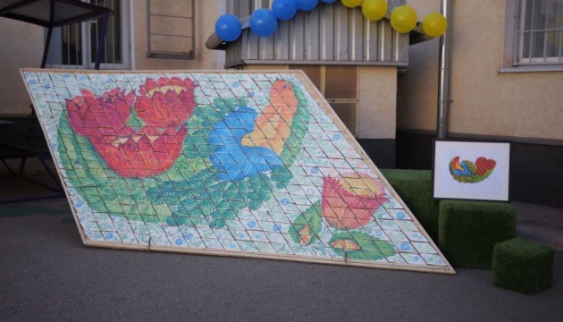 У Кривому Розі зробили найбільше в країні панно з пряників, розписаних петриківським розписом