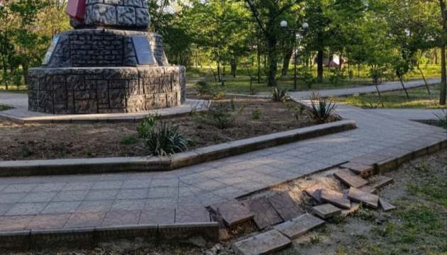 В окупованому Таврійську містяни зірвали російські прапори з пам’ятника