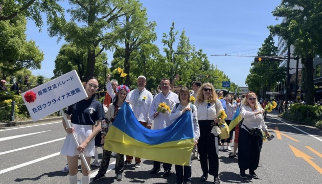 Українці у вишиванках долучилися до параду в японському місті Йокогама Українці у вишиванках долучилися до параду в японському місті Йокогама