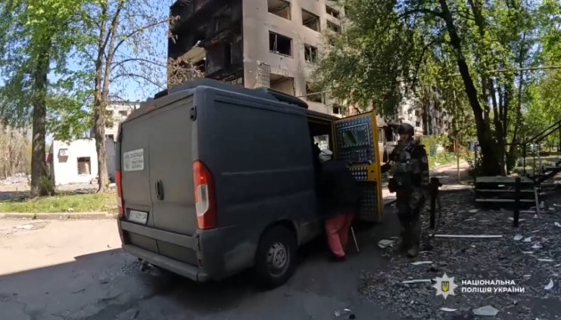 Евакуація з Покровська: як «Білі янголи» щодня рятують людей з-під вогню