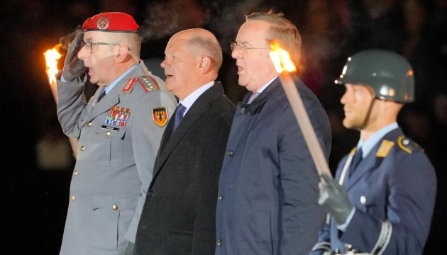 Шольца урочисто провели з посади канцлера