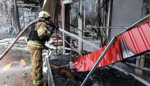 Guerre en Ukraine : Un incendie provoqué par des bombardements russes ravage le plus grand marché de Kharkiv