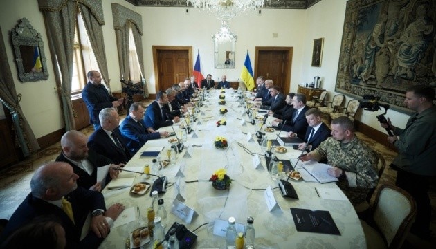 Zełenski spotkał się z szefami wiodących przedsiębiorstw zbrojeniowych w Czechach Zełenski spotkał się z szefami wiodących przedsiębiorstw zbrojeniowych w Czechach