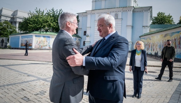 El ministro de Asuntos Exteriores de Ucrania aborda el desarrollo de la colaboración con el Secretario General de la OCDE