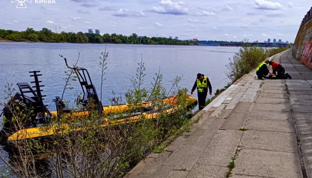 У Києві рятувальники дістали з Дніпра тіло жінки, яка впала з мосту
