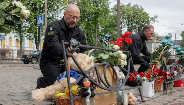 Шмигаль разом із урядовцями вшанували у Сумах пам’ять загиблих внаслідок удару РФ 13 квітня