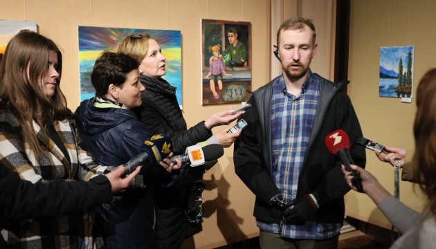 У Франківську ветеран, який втратив на війні руки, відкрив виставку своїх картин У Франківську ветеран, який втратив на війні руки, відкрив виставку своїх картин