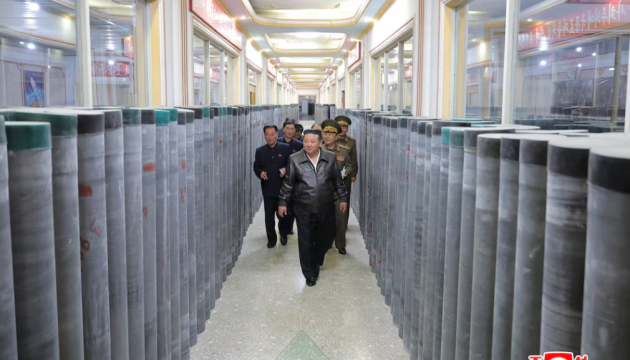 КНДР нарощує виробництво снарядів - Кім Чен Ин оглянув оборонні заводи