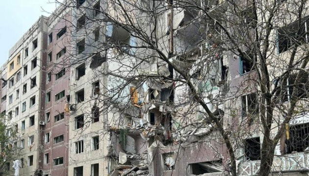 Russen werfen Bombe auf Hochhaus in Kostjantyniwka ab – 12 Verletzte, eine Person könnte unter Trümmern sein