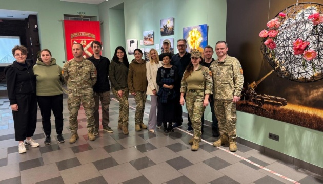 До десятиріччя 43-ї артилерійської бригади відкрили благодійну виставку