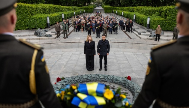 Зеленський поклав квіти до могили Невідомого солдата у Києві Зеленський поклав квіти до могили Невідомого солдата у Києві