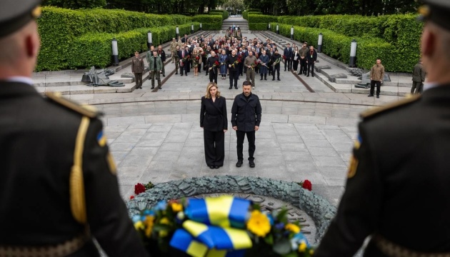 President Zelensky lays flowers at Tomb of Unknown Soldier in Kyiv President Zelensky lays flowers at Tomb of Unknown Soldier in Kyiv