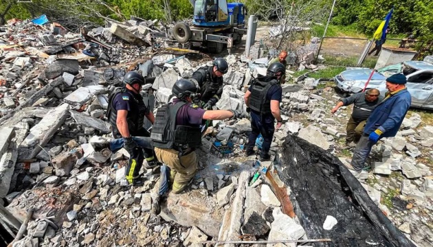 Обстріл Куп’янська: з-під завалів дістали тіло загиблого 2 травня комунальника