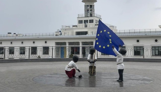 У столиці скульптури малюків-засновників Києва переодягли з нагоди Дня Європи