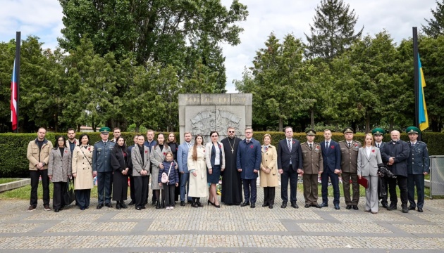 У Празі вшанували українців і чехів, загиблих у Другій світовій війни У Празі вшанували українців і чехів, загиблих у Другій світовій війни