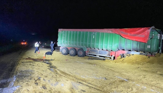 На Сумщині зіткнулися дві вантажівки та автомобіль, є загиблі і поранені На Сумщині зіткнулися дві вантажівки та автомобіль, є загиблі і поранені