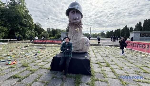 У Варшаві презентували скульптуру литовського митця Мартинаса Гаубаса «*уйло» У Варшаві презентували скульптуру литовського митця Мартинаса Гаубаса «*уйло»