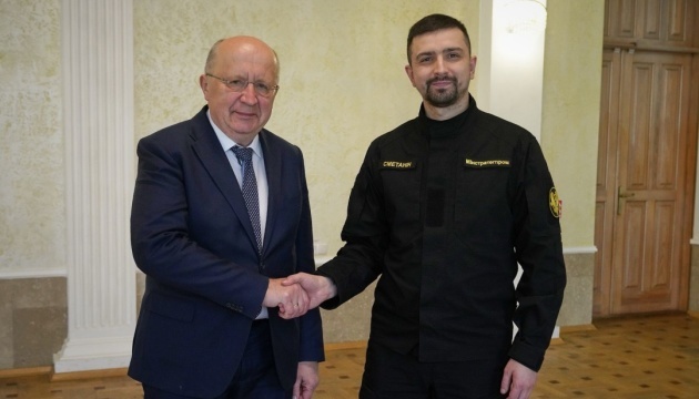 Smetanin aborda con Kubilius la importancia de la comunicación por satélite propia de Ucrania