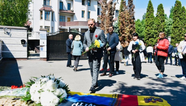 У Молдові українська громада долучилася до шанування жертв Другої світової та війни РФ У Молдові українська громада долучилася до шанування жертв Другої світової та війни РФ