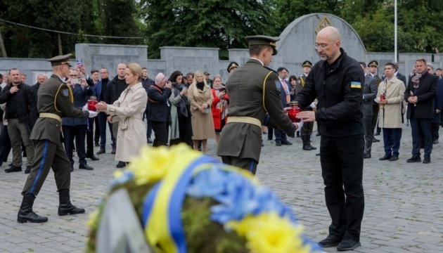 El primer ministro Shmygal y funcionarios de la UE rinden homenaje a los defensores ucranianos caídos en Lviv