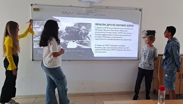 В українській школі в Дубаї провели уроки пам’яті до Дня перемоги над нацизмом В українській школі в Дубаї провели уроки пам’яті до Дня перемоги над нацизмом