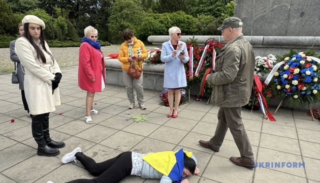 Посол РФ у Польщі поклав квіти до пам’ятника радянським військовим під вигуки «терористи» Посол РФ у Польщі поклав квіти до пам’ятника радянським військовим під вигуки «терористи»