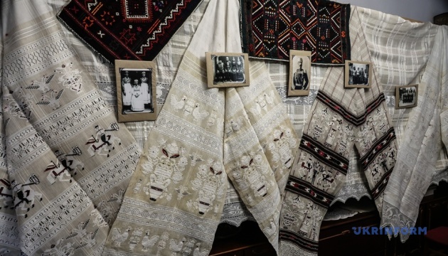 На Одещині етнографка збирає унікальні болгарські рушники, яким понад 100 років На Одещині етнографка збирає унікальні болгарські рушники, яким понад 100 років