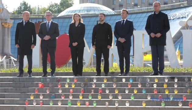 Подружжя Зеленських та лідери чотирьох країн вшанували у Києві памʼять загиблих воїнів Подружжя Зеленських та лідери чотирьох країн вшанували у Києві памʼять загиблих воїнів