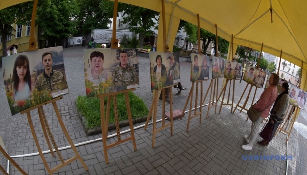 У Вінниці відкрили фотовиставку, присвячену мамам полеглих захисників У Вінниці відкрили фотовиставку, присвячену мамам полеглих захисників