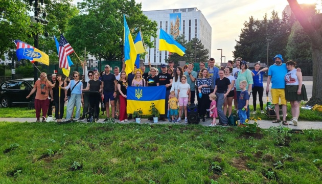 Біля посольства РФ у Вашингтоні висадили соняшники на підтримку України Біля посольства РФ у Вашингтоні висадили соняшники на підтримку України