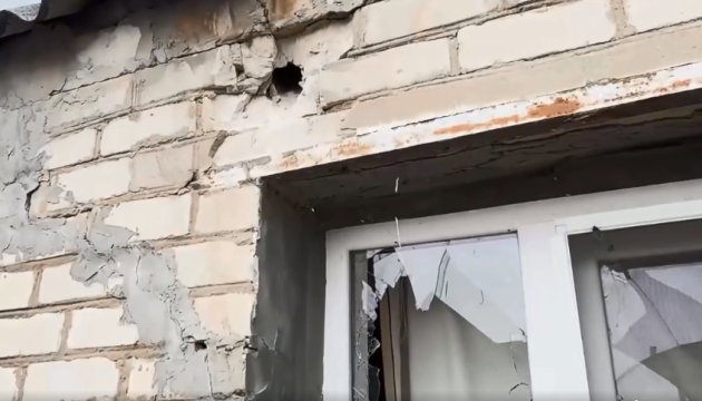 У Херсоні показали наслідки вечірнього артобстрілу Корабельного району У Херсоні показали наслідки вечірнього артобстрілу Корабельного району