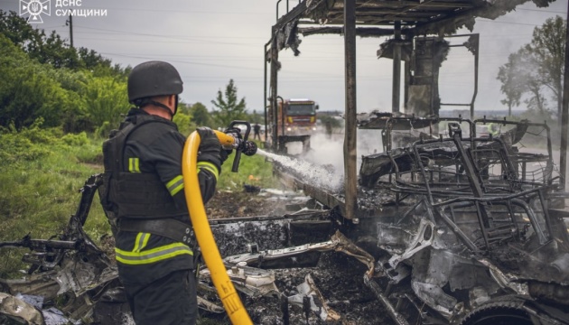 У Сумах дрон РФ вдарив по службовому авто енергетиків: загинула людина, троє поранених