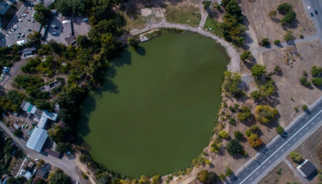 Не повідомили ані ДСНС, ані поліцію: у Дніпрі підлітки знімали на телефон чоловіка, який тонув