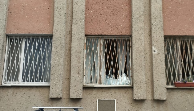 На Одещині внаслідок нічної атаки дронів пошкоджена будівля суду На Одещині внаслідок нічної атаки дронів пошкоджена будівля суду