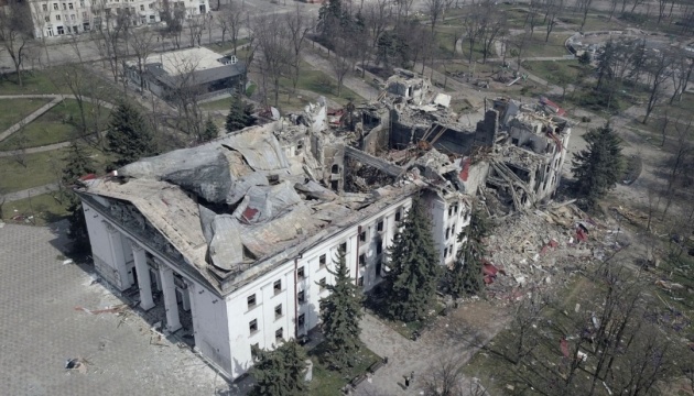 У Маріуполі від фасаду драмтеатру після ремонту окупантів майже нічого не лишилося