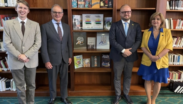 В Еквадорі відкрили першу «Українську книжкову поличку» В Еквадорі відкрили першу «Українську книжкову поличку»