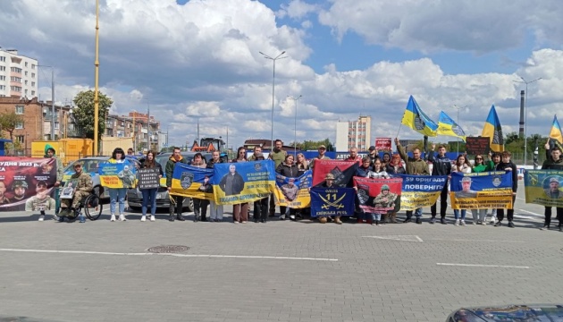 У Вінниці родичі безвісти зниклих і полонених захисників провели автопробіг У Вінниці родичі безвісти зниклих і полонених захисників провели автопробіг