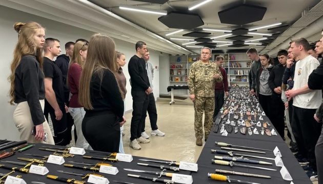 У Києві проходить виставка «Зброя на службі народу»