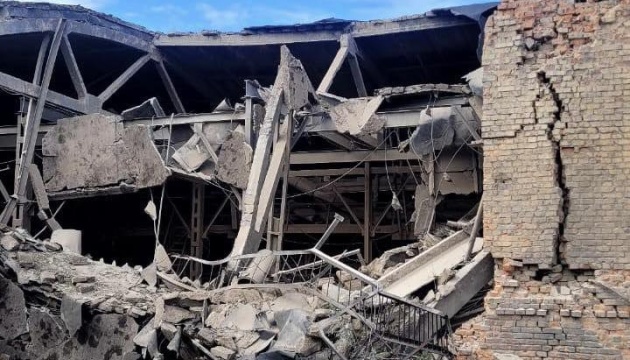 Eine Person tot, sieben verletzt bei Raketenangriff auf Industrieanlage in Sumy