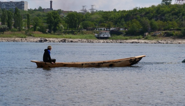 У Запоріжжі на воду спустили човен-довбанку, виготовлений у заповіднику «Хортиця»