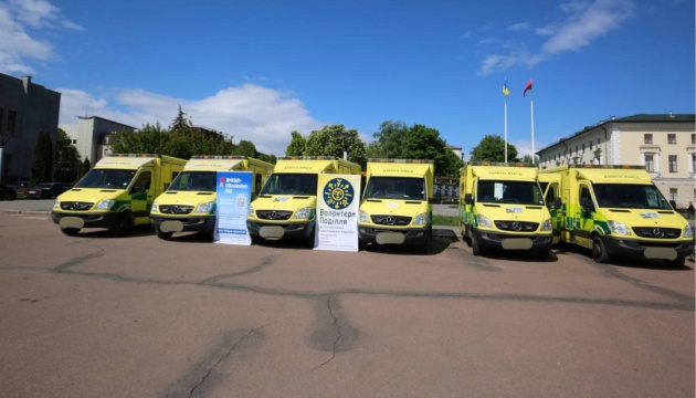 Хмельницькі волонтери відправили на передову партію реанімобілів Хмельницькі волонтери відправили на передову партію реанімобілів