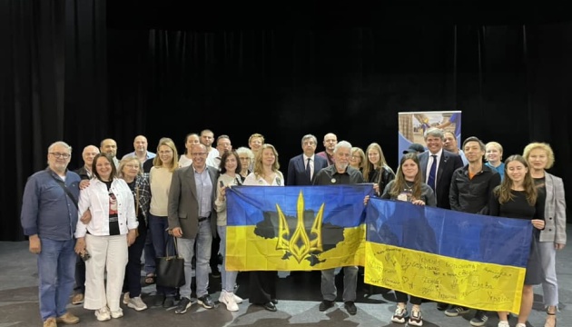 Посол у Франції під час візиту до Бордо зустрівся з українською громадою