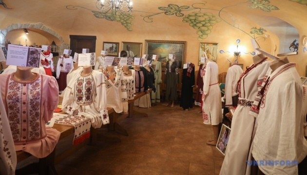 На Одещині майстриня представила колекцію одягу, який все життя вишивала її мама