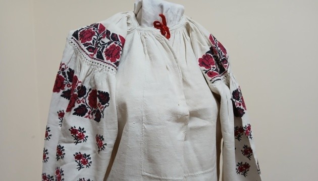 Миколаївський музей отримав у подарунок колекцію вишиванок, яким від 70 до 90 років