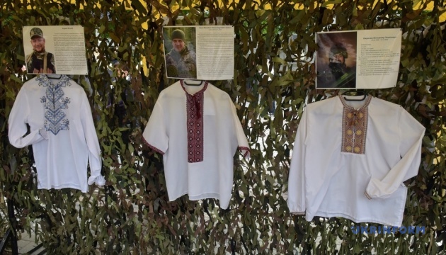 У Вінниці відкрили виставку вишиванок загиблих захисників «Їх вдягали герої»