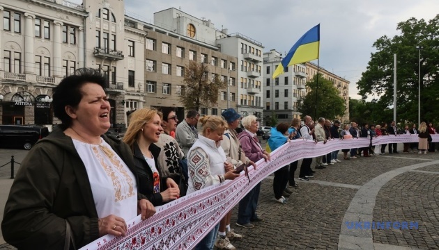 У Харкові до Дня вишиванки розгорнули 50-метровий рушник У Харкові до Дня вишиванки розгорнули 50-метровий рушник