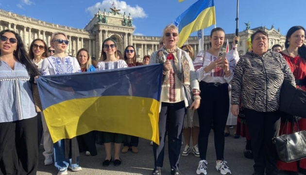 У центрі Відня провели ходу до Дня вишиванки У центрі Відня провели ходу до Дня вишиванки