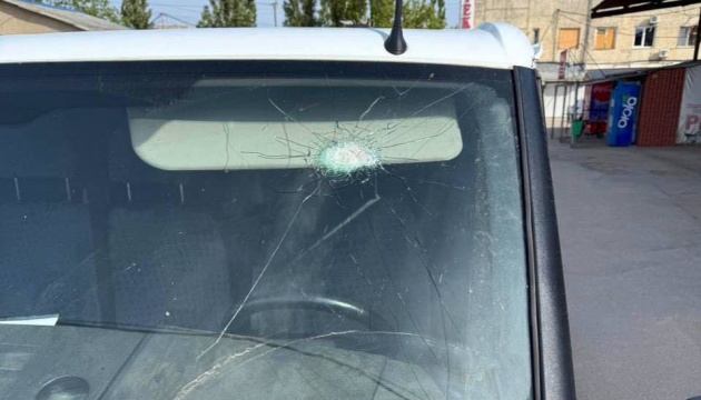 У Херсоні під ворожий обстріл потрапили соцпрацівники, є поранений У Херсоні під ворожий обстріл потрапили соцпрацівники, є поранений