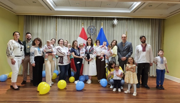 Новонародженим українцям у Канаді подарували вишиванки