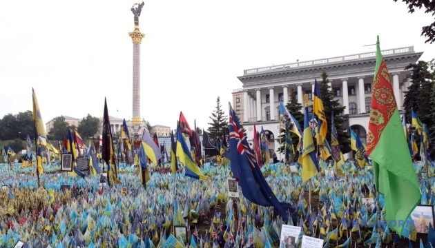 У Києві поліція зі зброєю охороняє Меморіал Памʼяті на Майдані Незалежності